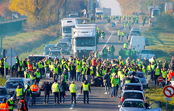 «Желтые жилеты»: недовольные повышением цен на бензин французы блокируют дороги