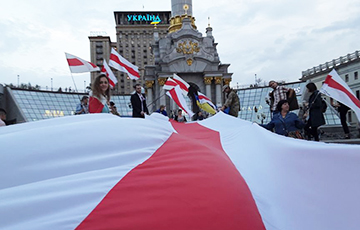 Фотофакт: В Киеве на Майдане развернули 15-метровый бело-красный белый флаг
