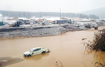 В Красноярском крае РФ вода прорвала дамбу и смыла поселок