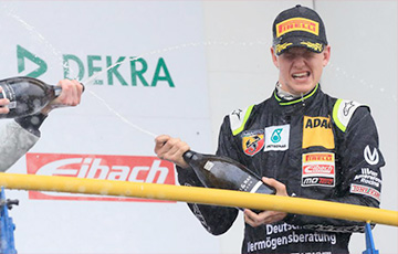Сын Шумахера победил на дебютном этапе Формулы-4