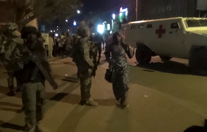 В столице Буркина-Фасо спецназ штурмом взял захваченный террористами отель