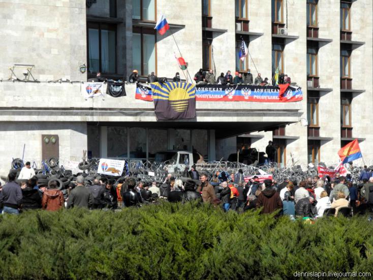 Фоторепортаж из захваченной Донецкой облгосадминистрации
