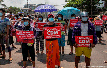 Протестующие в Мьянме подожгли китайский завод