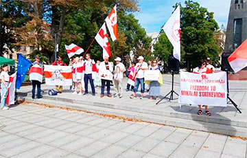 Беларусы Вильнюса вышли на акцию в поддержку Николая Статкевича