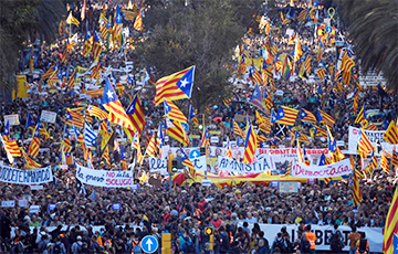 В Барселоне на улицы вышли 350 тысяч человек