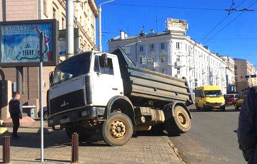 Видеофакт: В центре Минска МАЗ частично провалился под землю