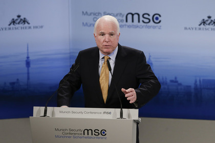 Маккейн высмеял слова главы разведки о поставках оружия на Украину