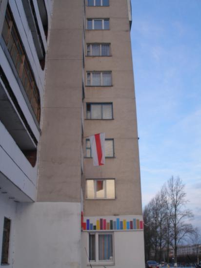 На многоэтажке в Витебске появился бело-красно-белый флаг