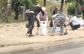 Фотофакт: Жители Барановичей гребли комбикорм с земли руками