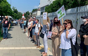 Акция у белорусского посольства в Варшаве собрала более тысячи человек