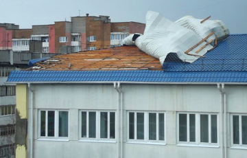 Сильный ветер повредил кровли 213 зданий в Минской области