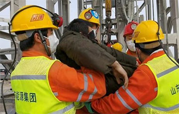 В Китае спасли 11 шахтеров, которые две недели пробыли под завалами
