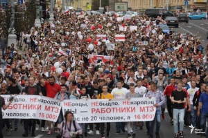 Рабочие МТЗ прошли маршем по центру Минска
