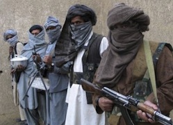 Что представляют собой группировки Tehrik-e-Taliban и Lashkar-e-Taiba?