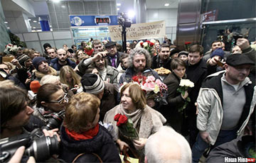 Сотни белорусов встретили Светлану Алексиевич в аэропорту