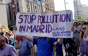 В Мадриде тысячи людей протестовали против решения мэра