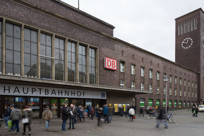 На вокзале Дюссельдорфа мужчина с топором напал на людей