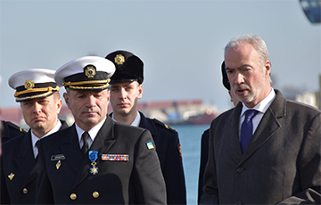 Макрон лично наградил орденом командующего ВМС Украины