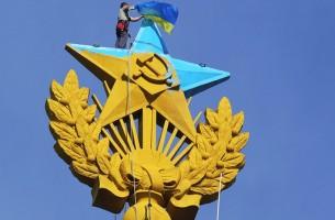 На сталинке в центре Москвы вывесили украинский флаг