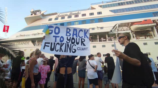 В Грузии начались протесты из-за прибытия лайнера с московитскими туристами
