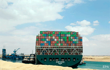 Гигантский контейнеровоз стоит поперек Суэцкого канала четвертые сутки: фоторепортаж