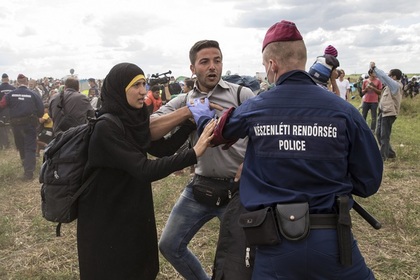 В Венгрии произошла массовая стычка беженцев с полицией