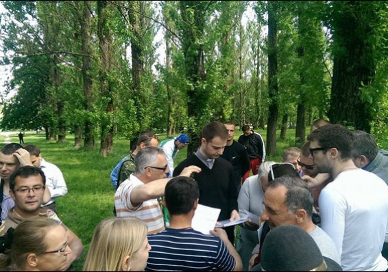 Минчане выступили в защиту парка Котовка и не позволили начать вырубку деревьев