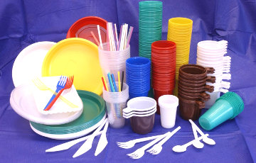 Европарламент запретил одноразовую пластиковую посуду в ЕС