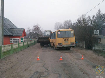 В Вороновском районе школьный автобус врезался во встречный погрузчик