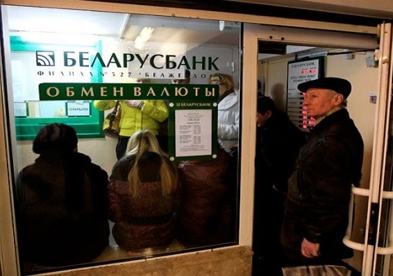 Валютные сбережения белорусов продолжают таять