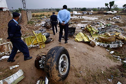 Пакистанский «Боинг» погубили недоучившиеся пилоты