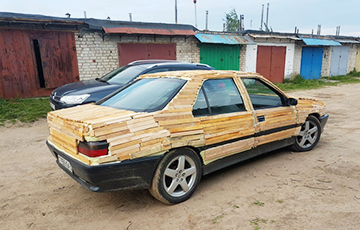 Видеофакт:  В Лиде водитель наклеил дрова на свой автомобиль