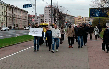 Колонна бастующих работников БелОМО идут по центру Минска