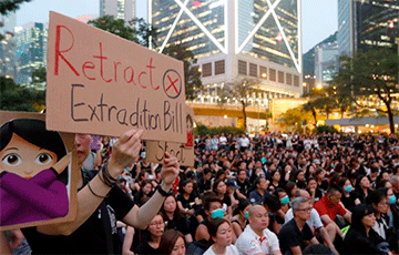 В Гонконге протестующие снова вышли на улицы несмотря на запрет властей