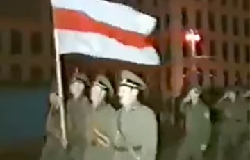 Военные вышли на парад Независимости в Минске под бело-красно-белыми флагами