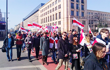 Белорусы Варшавы отпраздновали День Воли шествием