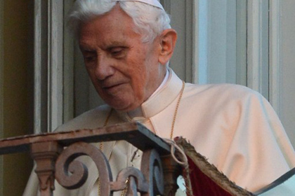 Бенедикт XVI опроверг слухи о своем свержении с папского престола
