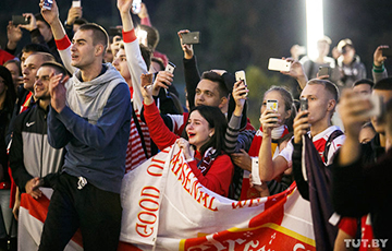 «Мы этого ждали всю жизнь»:  Как фанаты встречали в Минске футболистов «Арсенала»