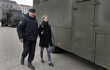 Белоруска с фото, которую ведет ОМОНовец: Я шла спокойно, так как знала, что ничего плохого не сделала
