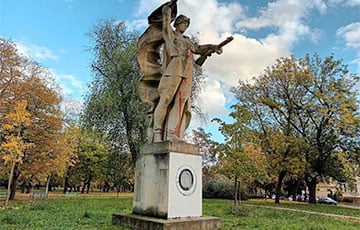 Красноармеец со стиральной машиной: в Чехии «модифицировали» памятник советскому солдату