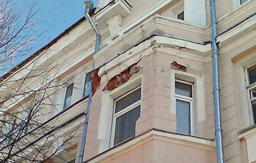 Фотофакт: В Витебске вместе со снегом сходят куски зданий