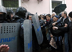 В Одессе во время штурма милиции ранен журналист