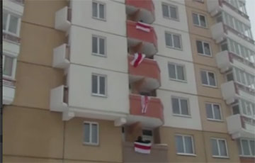 Жители Уручье массово вышли с бело-красно-белыми флагами на балконы дома
