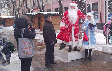 На площадь в Бресте в сочельник вышли 150 протестующих, Дед Мороз и Снегурочка