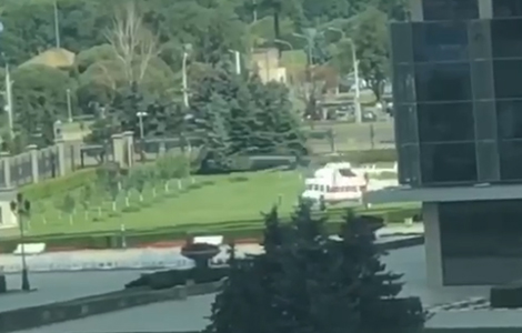 Видеофакт: Рядом с Дворцом Независимости в Минске сел вертолет