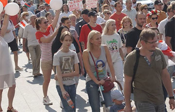 Тысячи людей скандируют «Сабатьку» в Минске