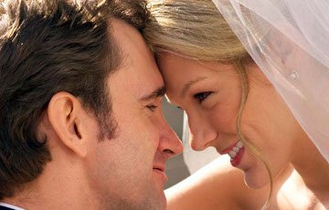 Люди в браке получают больше удовольствия от жизни