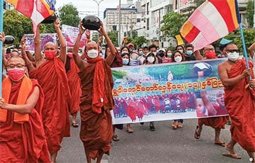 В Мьянме на протест против хунты вышли буддийские монахи