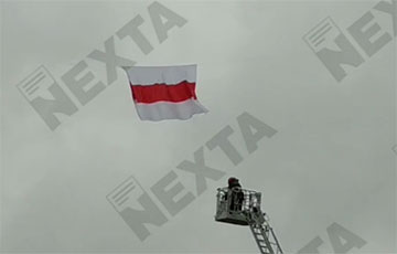 В Минске сотрудник МЧС отказался снимать флаг, а наоборот — расправил его
