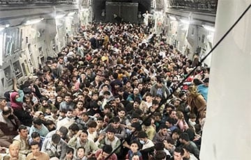 Американский транспортник за раз вывез из Кабула 823 беженца: это рекорд